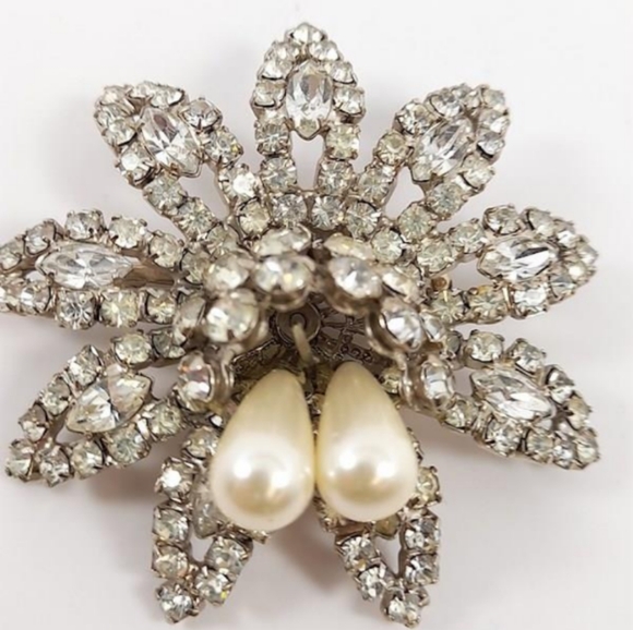 Weiss VTG Faux Pearls Rhinestones Unique Signed Mid-Century  Brooch - Picture 2 of 16